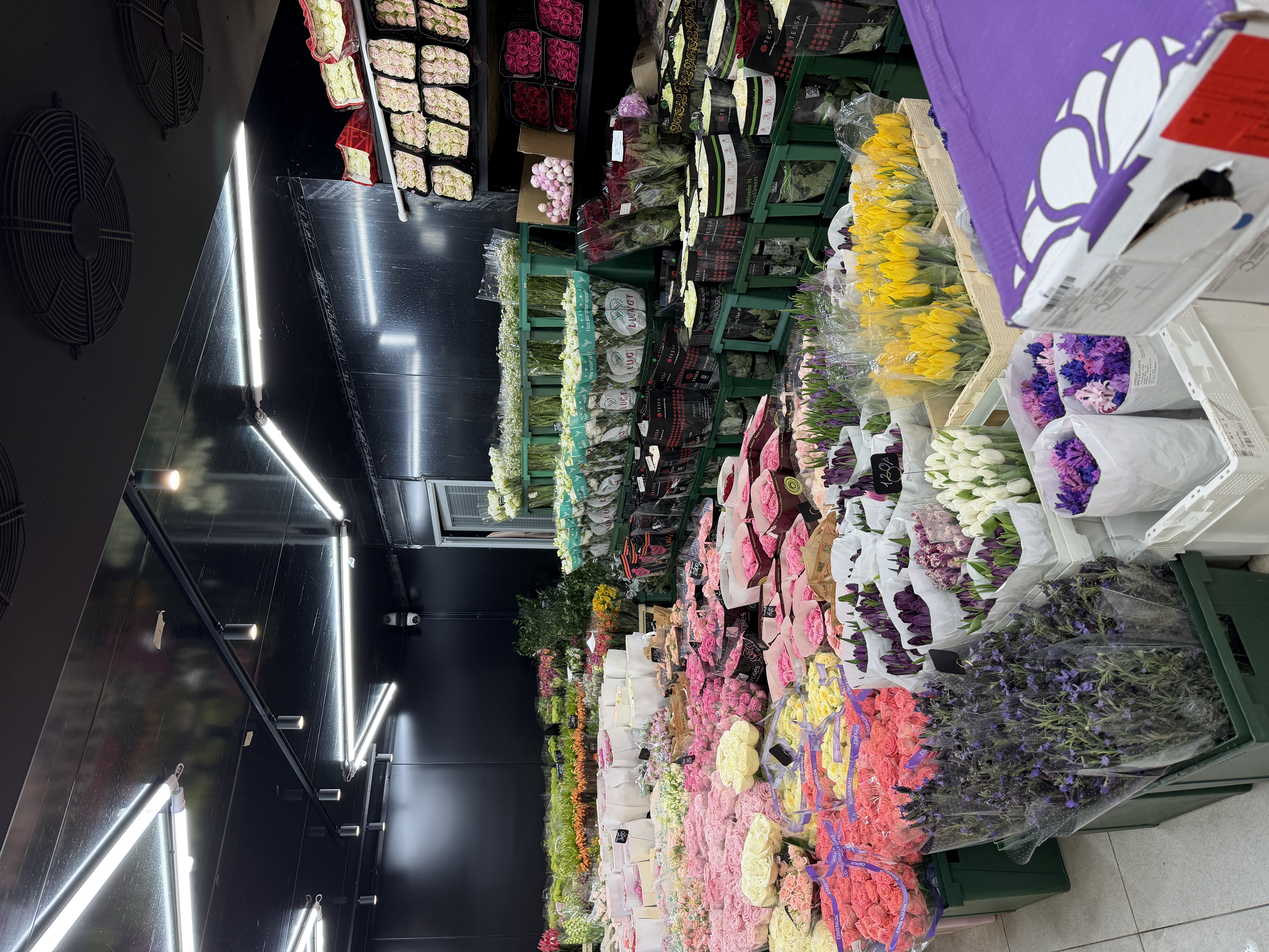 俄罗斯莫斯科鲜花市场内的鲜花陈列