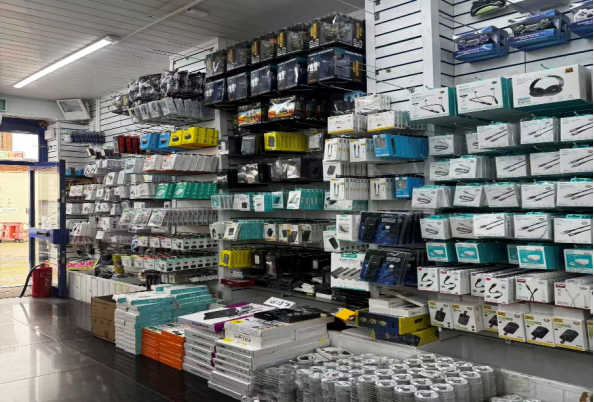 海外电子配件批发市场货架与产品陈列